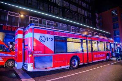 Stuttgart-West: Vollbrand einer Pizzeria - Gaeste von Geburtstagsfeier koennen sich im letzten Moment retten - 1 Verletzte Person